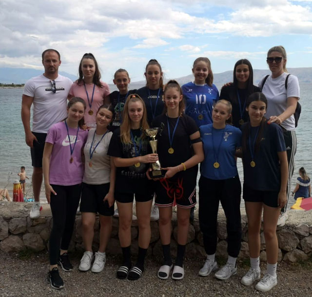 Ponosne Gospićanke s trenerima i najnovijim međunarodnim peharom                                                                                                                                                                                          